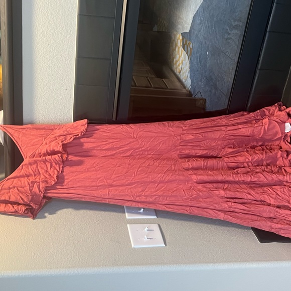 red ruffle bottom maxi billabong ruffle bottom maxi flowy and beautiful - Picture 1 of 2